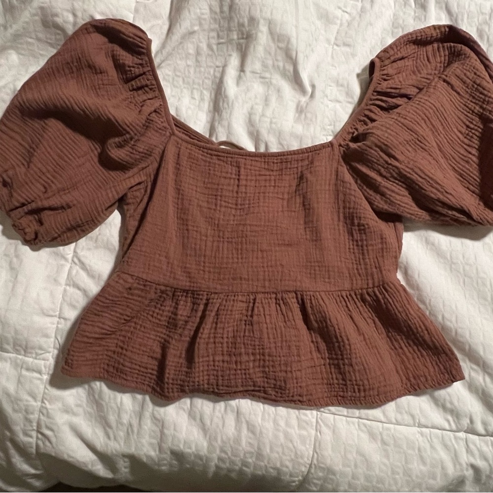 100% cotton cropped blouse. Light brown. Puff sleeves with tie back.